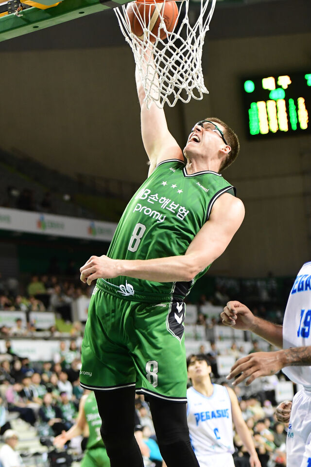 헨리 엘런슨이 덩크를 하고 있다./KBL 제공