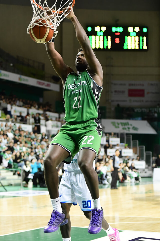 레이션 해먼즈가 덩크를 하고 있다./KBL 제공