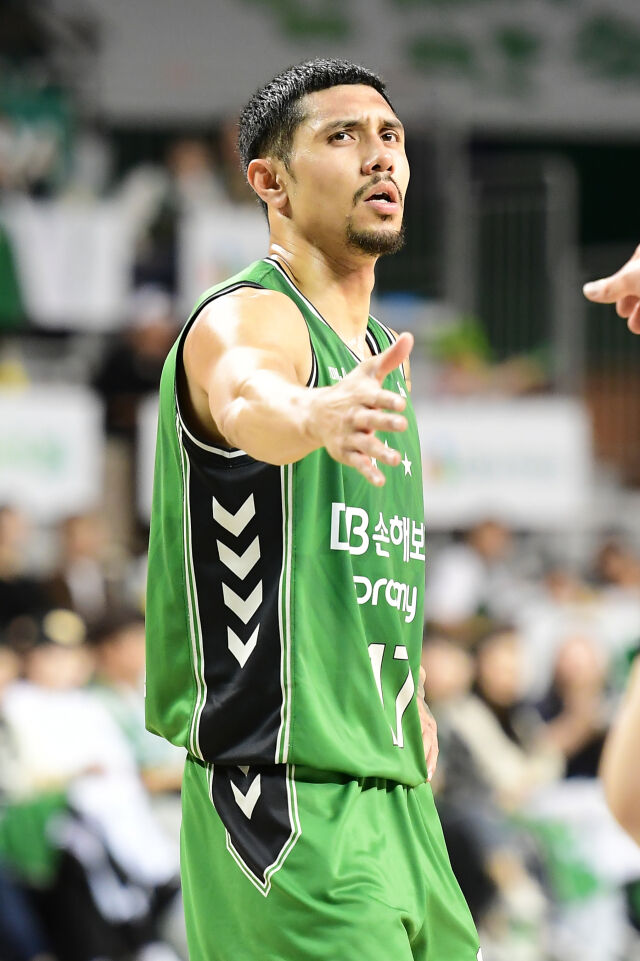 이선 알바노가 세리머니를 하고 있다./KBL 제공