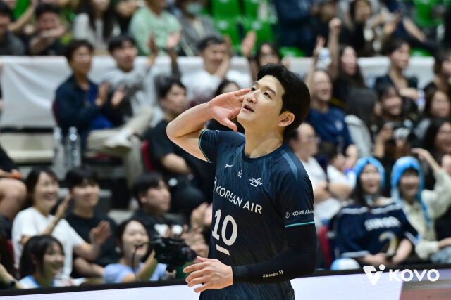 대한항공 정지석이 19일 여수 진남체육관에서 열린 2026 여수·NH농협컵 프로배구대회 조별리그 A조 삼성화재전에서 득점 세리머니를 선보이고 있다./한국배구연맹 제공