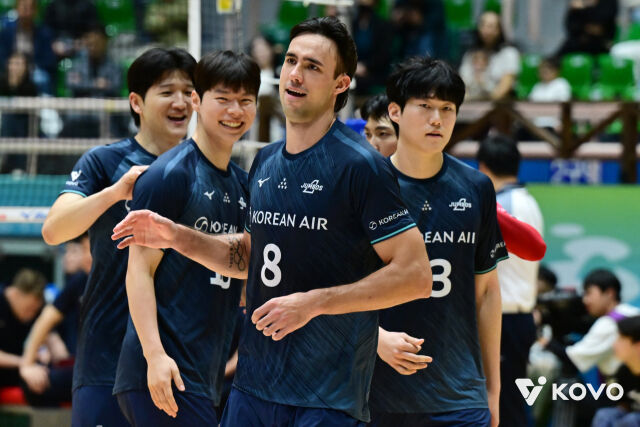대한항공이 19일 여수 진남체육관에서 열린 2026 여수·NH농협컵 프로배구대회 조별리그 A조 삼성화재전에서 미소를 짓고 있다./한국배구연맹 제공