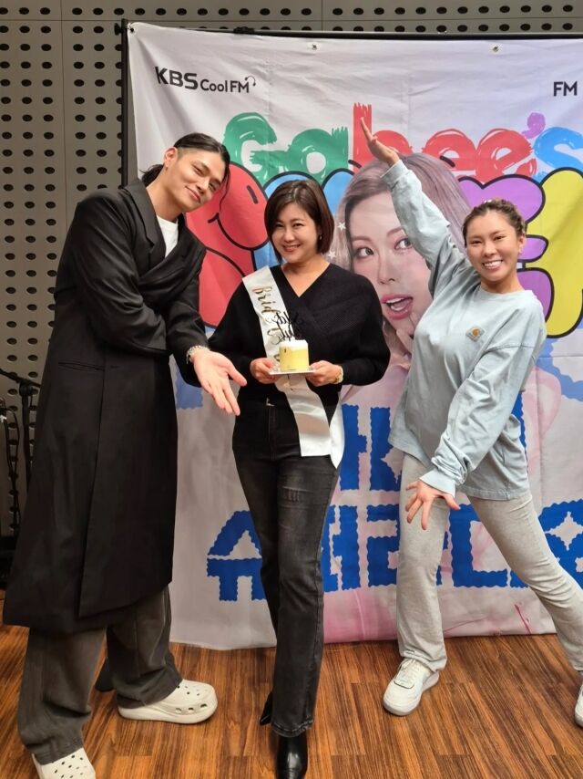 솔비가 한층 물오른 미모와 화사한 예비 신부의 비주얼을 뽐내며 시선을 사로잡았다. / '가비의 슈퍼라디오' 공식 SNS