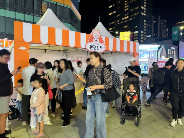 해운대시장 AI관광집사 부스 현장. /한국관광공사