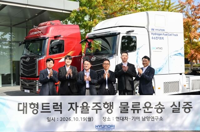 20일 경기도 화성시에 위치한 현대차·기아 남양기술연구소에서 열린 ‘레벨 4 자율주행 트럭 물류 운송 사업 실증’ 업무협약식에서 (왼쪽부터) 한규연 현대글로비스 미래물류기술센터 상무, 박중희 라이드플럭스 대표, 박철연 현대차 글로벌상용&LCV 사업본부 전무, 박상현 현대차·기아 상용LCM담당 부사장, 박일수 마스오토 대표, 남석윤 현대모비스 통합구매실 상무가 기념사진을 촬영하고 있다. /현대차·기아