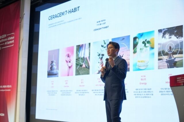 이경수 세라젬 대표이사 사장이 세라젬 ‘헬스케어 얼라이언스 AI 서밋’에서 ‘AI 웰니스 홈’ 비전에 대해 설명하고 있다. /세라젬