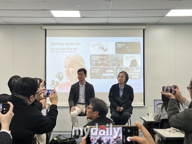 20일 서울 중구 태평로빌딩에서 열린 ‘갤럭시 버즈 온’ 미디어 브리핑에서 (왼쪽부터) 이명환 삼성전자 MX사업부 웨어러블 상품기획그룹장과 남현정 삼성전자 MX사업부 웨어러블 상품기획그룹 프로가 질의응답에 답변하고 있다. /심지원 기자