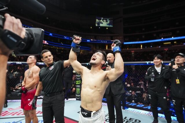 유수영(앞 오른쪽)이 코반첵과 경기가 끝난 뒤 승리를 확정하고 포효하고 있다. /UFC 제공