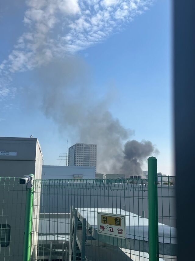 20일 오전 11시40분께 경기 의왕시 삼동에 위치한 현대자동차그룹 의왕연구소에 불이 나 소방당국이 진화 중인 모습. /경기도소방재난본부