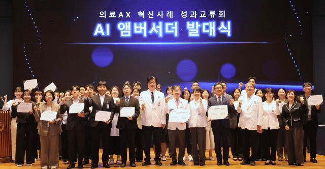 금기창 의료원장(가운데), 이강영 세브란스병원장(가운데서 오른쪽) 등이 성과교류회에서 수상자들과 사진 촬영을 하고 있다. /연세의료원