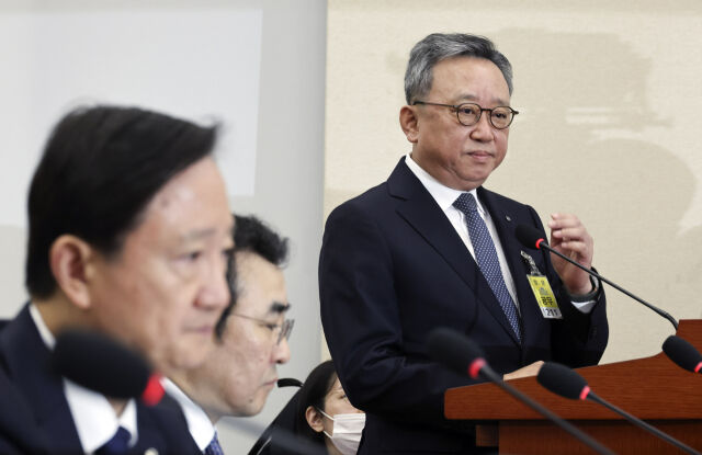 정상혁 신한은행장이 19일 여의도 국회에서 열린 정무위원회의 금융감독원등에 대한 국정감사에 출석해 의원 질의를 듣고 있다. 사진 왼쪽부터 이찬진 금융감독원장, 이세훈 수석부원장, 정 은행장. /뉴시스