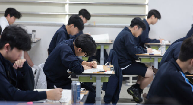 대학수학능력시험(수능) 전 마지막 모의고사인 고3 전국연합학력평가가 실시된 20일 인천 인천 부평구 상정고등학교에서 고3 수험생들이 문제를 풀고 있다. /뉴시스