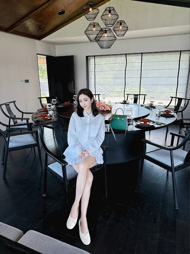 홍수아가 중국에서의 근황을 전하며 변함없는 인형 미모를 뽐냈다. / 홍수아 SNS