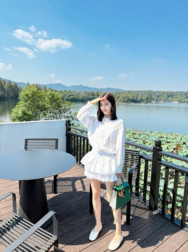 홍수아가 중국에서의 근황을 전하며 변함없는 인형 미모를 뽐냈다. / 홍수아 SNS