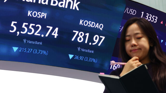 20일 서울 중구 하나은행 본점 딜링룸 전광판에 코스피 등이 표시돼 있다. /뉴시스