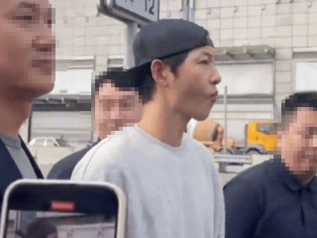 송중기가 팬의 한마디에 굳은 표정을 했다. / 온라인 커뮤니티