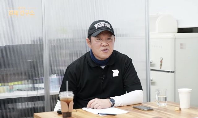 김구라가 가족과 함께 떠난 일본 여행에서 돌아오던 중 비행기 안에서 겪은 황당한 경험을 털어놨다. / 유튜브 채널 '그리구라 GreeGura'