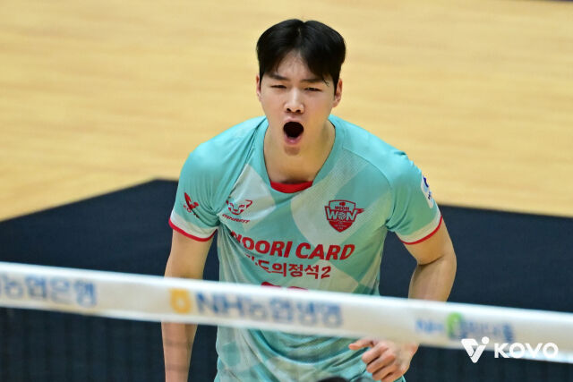 우리카드 김형근이 20일 여수 진남체육관에서 열린 2026 여수·NH농협컵 프로배구대회 조별리그 B조 KB손해보험전에서 선발로 출전해 포효하고 있다./한국배구연맹 제공