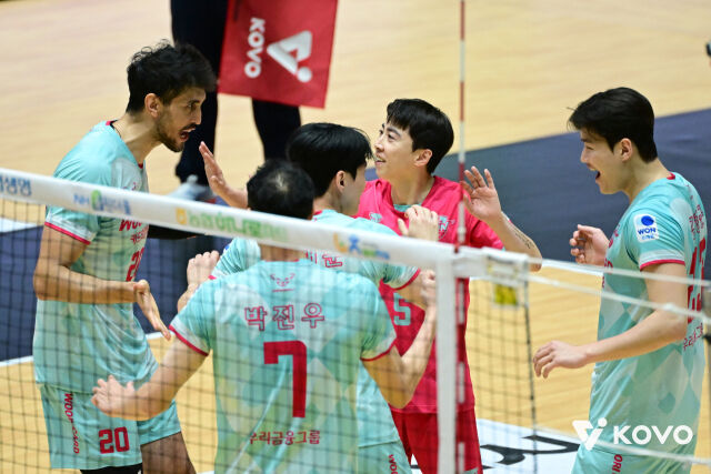 우리카드가 20일 여수 진남체육관에서 열린 2026 여수·NH농협컵 프로배구대회 조별리그 B조 KB손해보험전에서 환호하고 있다./한국배구연맹 제공