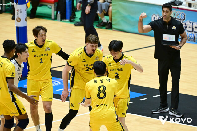 KB손해보험이 20일 여수 진남체육관에서 열린 2026 여수·NH농협컵 프로배구대회 조별리그 B조 우리카드전에서 득점 세리머니를 펼치고 있다./한국배구연맹 제공