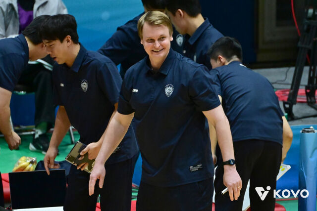 삼성화재 토미 틸리카이넨 감독이 19일 여수 진남체육관에서 열린 2026 여수·NH농협컵 프로배구대회 조별리그 A조 대한항공전에서 미소를 짓고 있다./한국배구연맹 제공