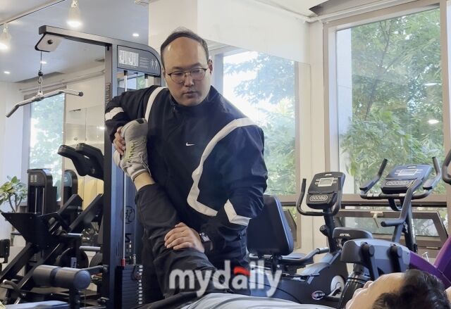 김태오 대표가 ﻿컨디셔닝 운동을 시켜주고 있다. /김태오 대표 제공