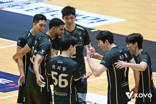현대캐피탈이 20일 여수 진남체육관에서 열린 2026 여수·NH농협컵 프로배구대회 조별리그 A조 삼성화재전에서 득점 이후 환호하고 있다./한국배구연맹 제공