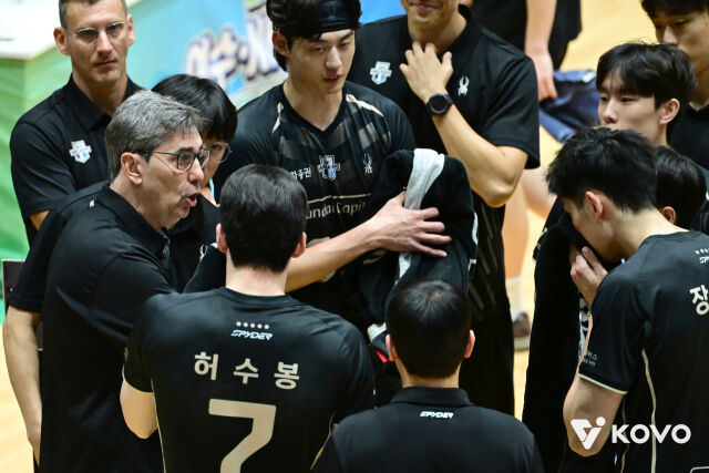 현대캐피탈 필립 블랑 감독이 20일 여수 진남체육관에서 열린 2026 여수·NH농협컵 프로배구대회 조별리그 A조 삼성화재전 도중 작전타임을 갖고 있다./한국배구연맹 제공
