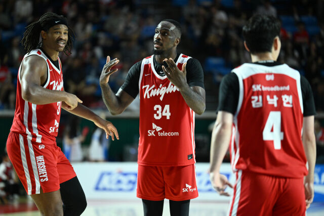 서울 SK 자밀 워니(가운데)가 20일 서울 잠실학생체육관에서 열린 2026-2027 KCC 프로농구 1라운드 안양 정관장과의 맞대결에서 지시하고 있다./KBL 제공