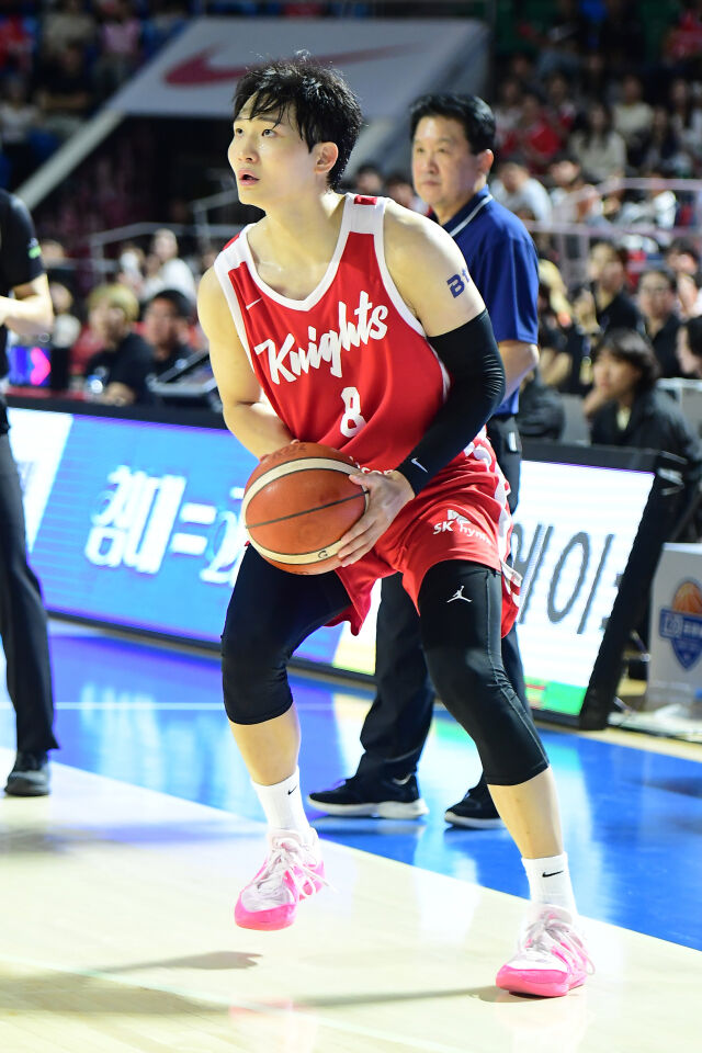 안영준(서울 SK)가 20일 서울 잠실학생체육관에서 열린 2026-2027 KCC 프로농구 1라운드 안양 정관장과의 맞대결에서 3점슛을 쏘고 있다./KBL 제공