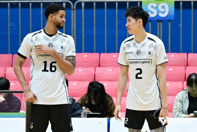 현대캐피탈 레오와 장추안이 19일 여수 진남체육관에서 열린 2026 여수·NH농협컵 프로배구대회 조별리그 A조 OK저축은행전을 앞두고 이야기를 나누고 있다./한국배구연맹 제공