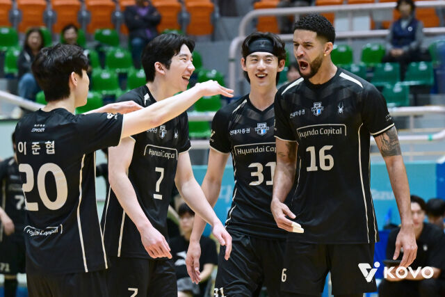 현대캐피탈이 20일 여수 진남체육관에서 열린 2026 여수·NH농협컵 프로배구대회 조별리그 A조 삼성화재전에서 환호하고 있다./한국배구연맹 제공