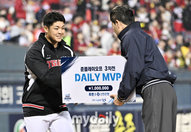 20일 오후 서울 잠실야구장에서 진행된 '2026 프로야구 KBO리그 포스트시즌' 준플레이오프 3차전 LG 트윈스와 KIA 타이거즈의 경기. 기아 시라카와가 준PO 3차전 MVP로 선정되고 있다./송일섭 기자