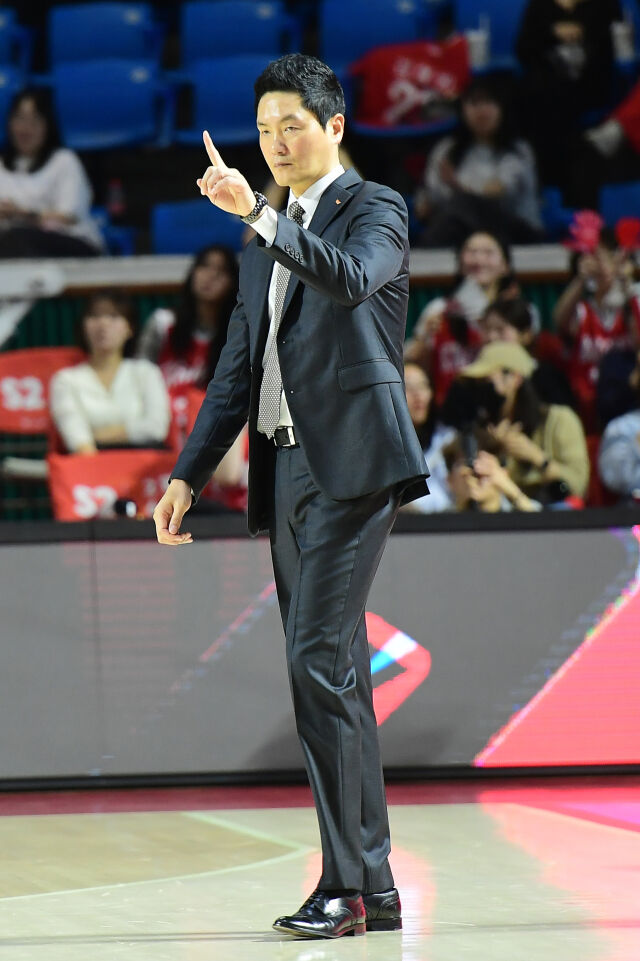 전희철 서울 SK 감독이 20일 서울 잠실학생체육관에서 열린 2026-2027 KCC 프로농구 1라운드 안양 정관장과의 맞대결에서 지시하고 있다./KBL 제공