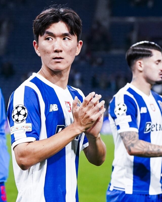 21일 에스타디우 두 드라강에서 열린 에인트호번과의 홈경기에서 0-1로 패배한 뒤 팬들에게 인사하고 있는 황인범(왼쪽)./포르투 제공