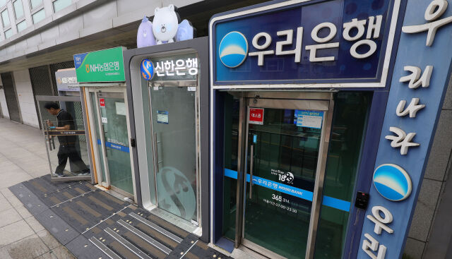 국내 5대 은행의 정규직 인력은 2022년 말부터 올해 7월 말까지 4080명 감소한 반면, 비정규직은 1048명 증가했다. 금융사고가 잇따르는 가운데 고용구조 변화가 내부통제와 금융소비자 보호에 미칠 영향에도 관심이 쏠린다. /뉴시스