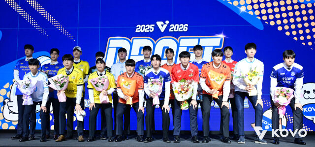 2026-27시즌 V-리그 남자부 신인 드래프트가 오는 28일 오후 열릴 예정이다. 지난 시즌 남자부 신인 드래프트를 통해 7개 구단으로부터 지명된 선수들이 함께 모여 기념촬영하고 있다./한국배구연맹(KOVO) 제공