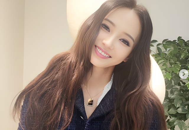 배우 한채영은 46세라는 나이와 아이 엄마라는 사실이 믿기지 않을 정도의 완벽한 미모와 몸매를 드러내며 가을 감성을 물씬 풍겼다. /한채영 소셜미디어