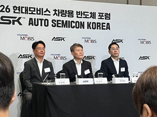 21일 경기 성남시 더블트리 바이 힐튼 서울 판교에서 열린 제2회 차량용 반도체 포럼 ‘오토 세미콘 코리아(ASK)’ 미디어 간담회에서 (왼쪽부터)박철홍 현대모비스 반도체사업담당 전무, 이규석 현대모비스 대표이사 사장, 이희현 현대모비스 시스템반도체실 상무가 질의응답에 답변하고 있다. /심지원 기자