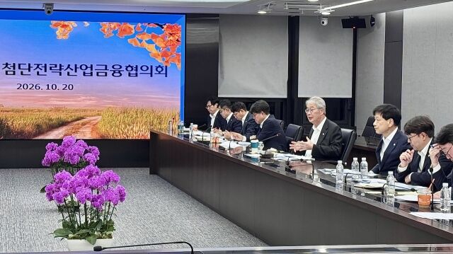 임종룡 회장은 지난 1년간의 생산적·포용금융 성과를 점검하고, 앞으로는 자금 공급 규모뿐 아니라 중소기업·지방 기업에 대한 지원 비중을 높이고 성장과 건전성의 균형을 유지할 것을 강조했다. /우리금융