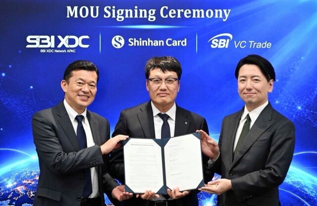 사진 왼쪽부터 요시다 타다시 SBI XDC Network APAC 최고운영책임자(COO), 박창훈 신한카드 사장, 콘도 토모히코 SBI VC Trade 대표가 업무협약을 체결하고 기념사진을 촬영하고 있다. /신한카드