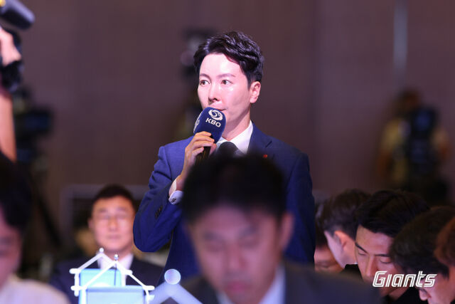 박준혁 롯데 단장이 지난해(2025년) 9월 열린 KBO 신인드래프트에서 선수를 지명하고 있다./롯데 자이언츠 제공