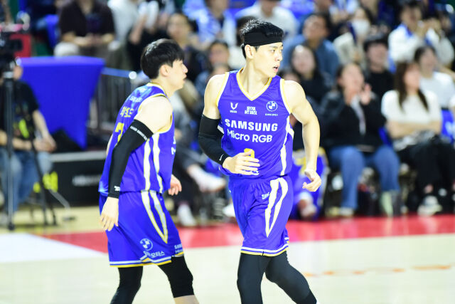 서울 삼성 이관희가 21일 잠실학생체육관에서 열린 부산 KCC와의 홈경기에서 백코트하고 있다./KBL 제공