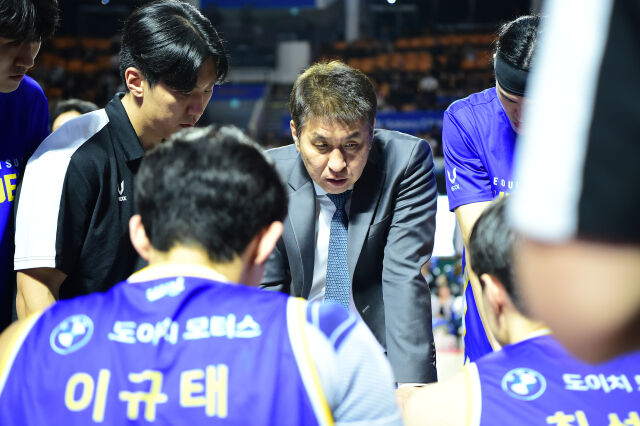 김상식 서울 삼성 감독이 21일 잠실학생체육관에서 열린 부산 KCC와의 홈경기에서 선수들에게 작전 지시하고 있다./KBL 제공