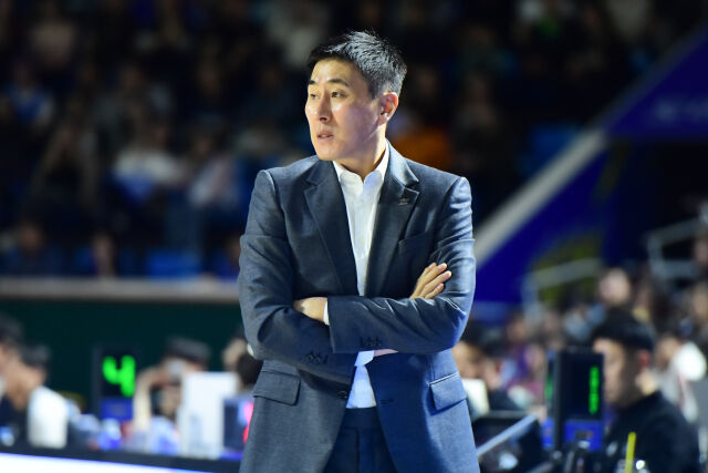 이상민 부산 KCC 감독이 21일 잠실학생체육관에서 열린 서울 삼성과의 원정경기를 지켜보고 있다./KBL 제공