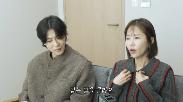 신지가 남편 문원에게 받은 고가의 명품 가방 때문에 고민에 빠졌다고 털어놨다. / 유튜브 채널 '어떠신지?!?'