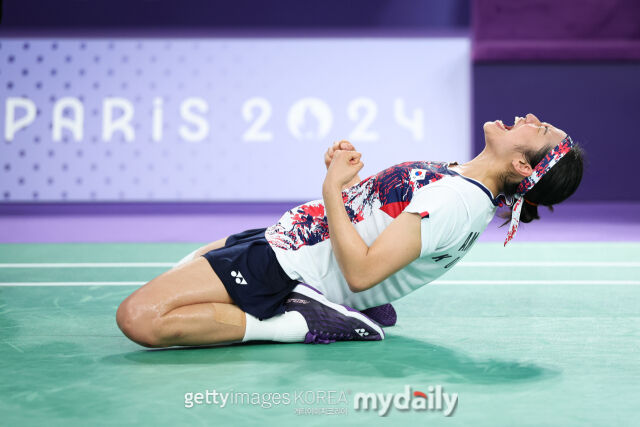 2024 파리 올림픽 금메달 세리머니를 펼치는 안세영. /게티이미지코리아