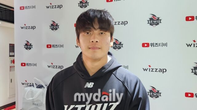 박영현이 10월 21일 수원 KT 위즈파크에서 취재진과 인터뷰를 하고 있다./수원=김경현 기자