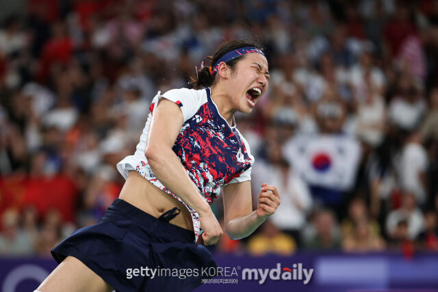 안세영이 2026 프랑스 오픈 여자단식 16강에 올라 샤르마와 8강행을 다툰다. 지난 2024 파리 올림픽에서 금메달을 확정하고 포효하는 안세영. /게티이미지코리아