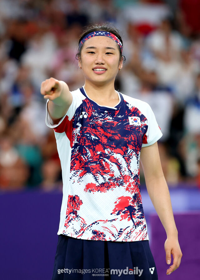 안세영이 2024 파리 올림픽 여자단식 금메달을 따낸 뒤 손짓하고 있다. /게티이미지코리아