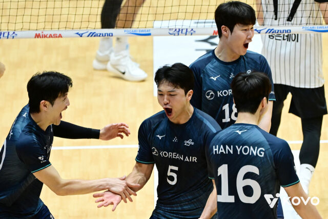 대한항공의 아시아쿼터 선수인 세터 류가 20일 여수 진남체육관에서 열린 2026 여수·NH농협컵 프로배구대회 OK저축은행전에서 팀원들과 기쁨을 나누고 있다./한국배구연맹 제공